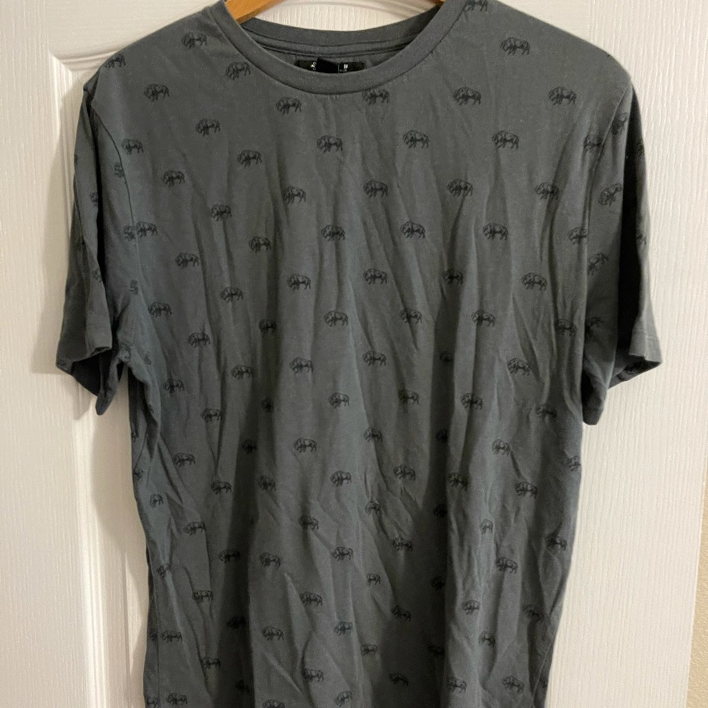 Men’s T-shirt.
